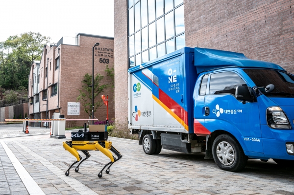 고양시 힐스테이트 라피아노 삼송에서 CJ대한통운은 로봇개 '스팟'의 택배배송 실증사업을 진행하고 있다. (사진=CJ대한통운)