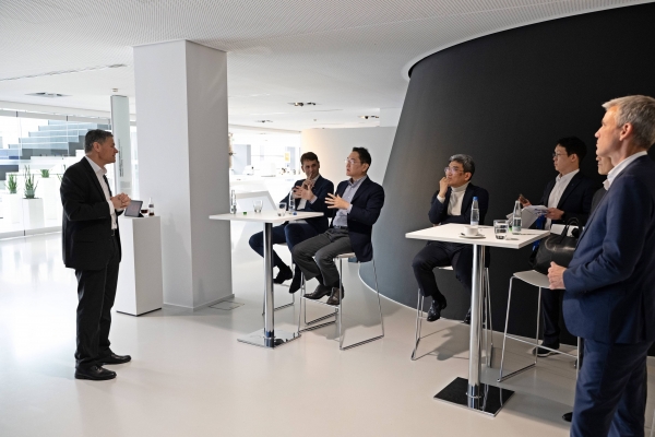26일(현지 시간) 독일 오버코헨 ZEISS 본사를 방문한 이재용 삼성전자 회장이 칼 람프레히트(Karl Lamprecht) ZEISS그룹 CEO(맨 오른쪽)와 대화하고 있다. (사진=삼성전자)